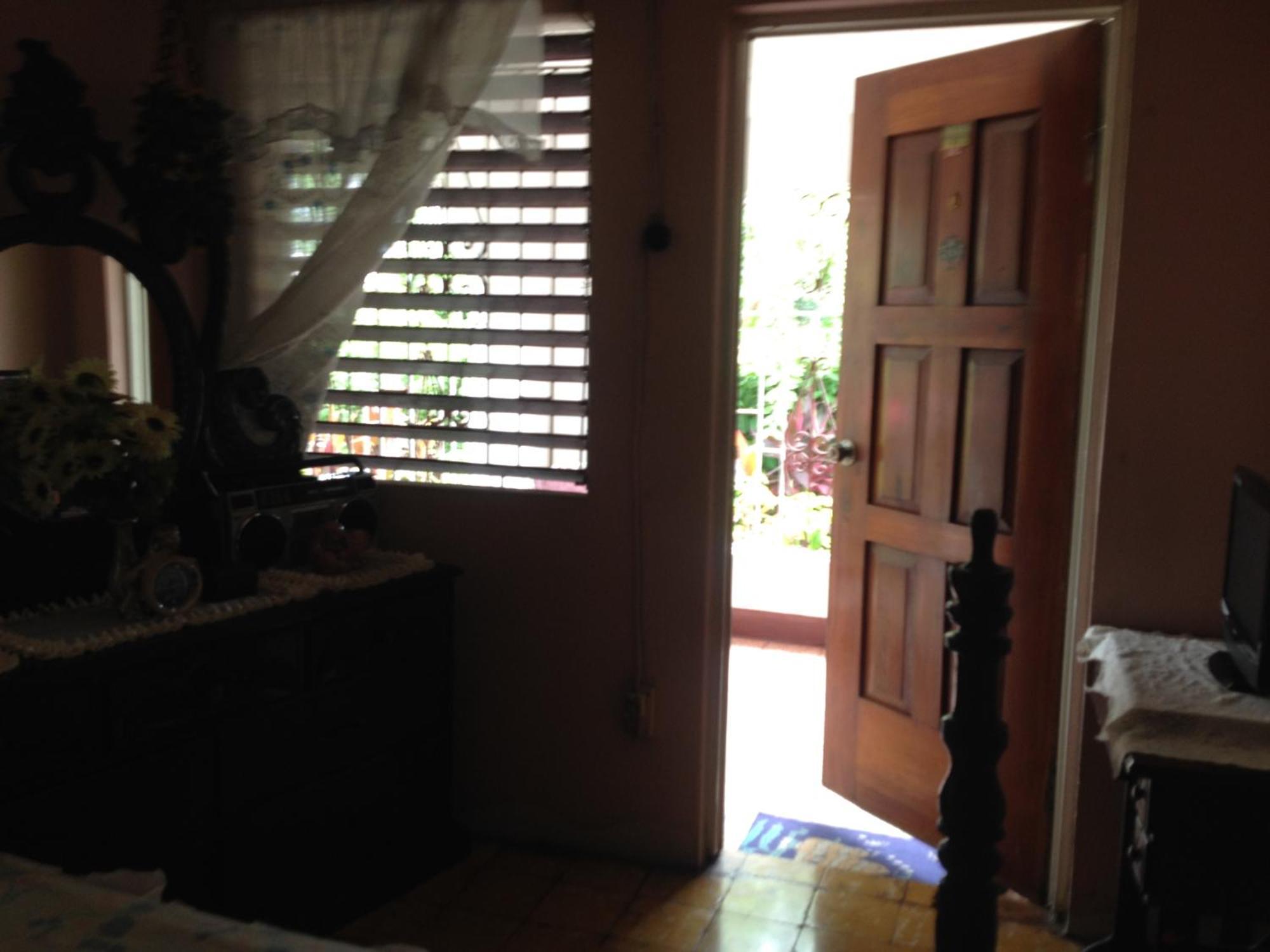 Kingston Airport Bed And Breakfast Bagian luar foto