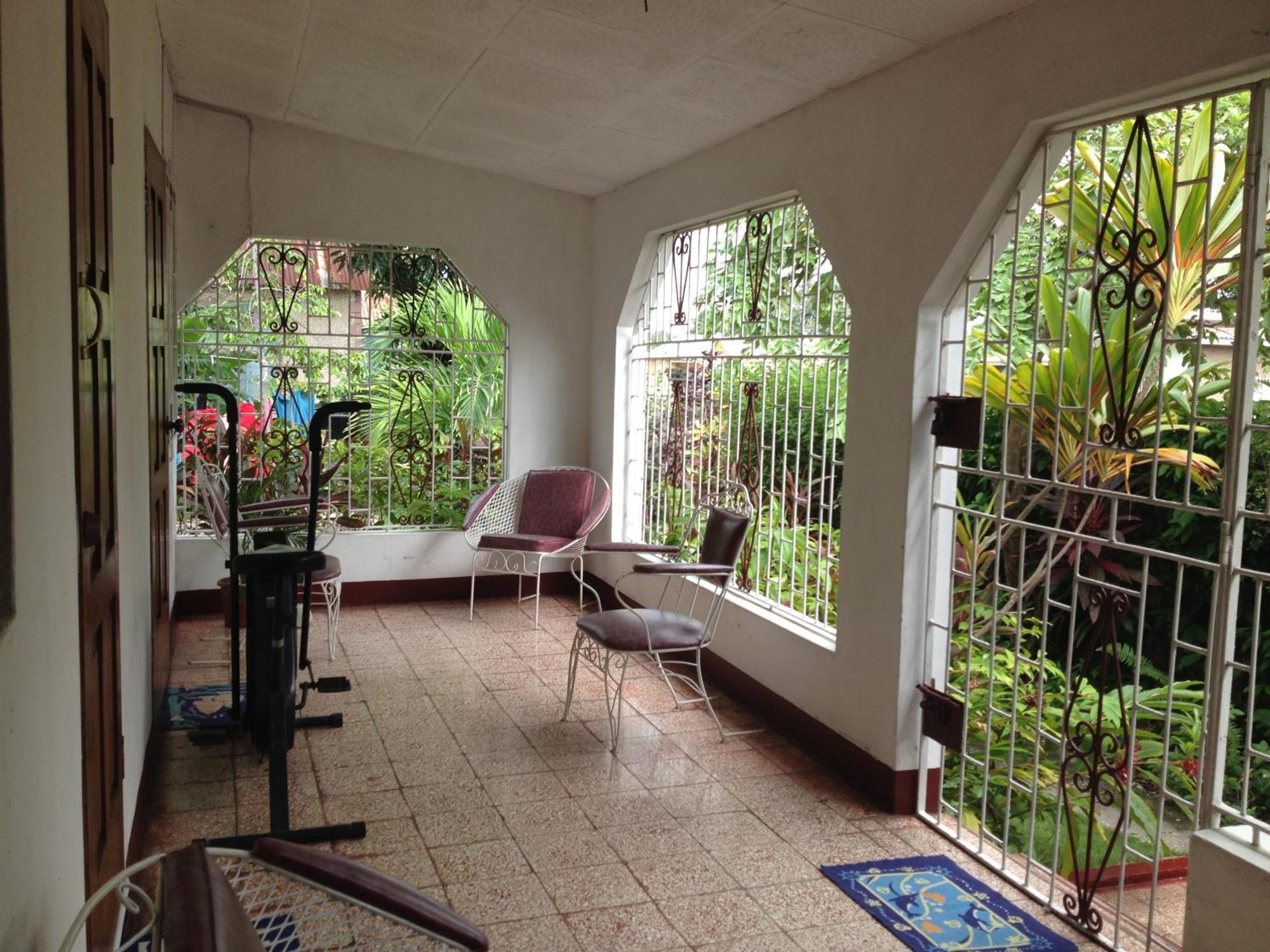 Kingston Airport Bed And Breakfast Bagian luar foto