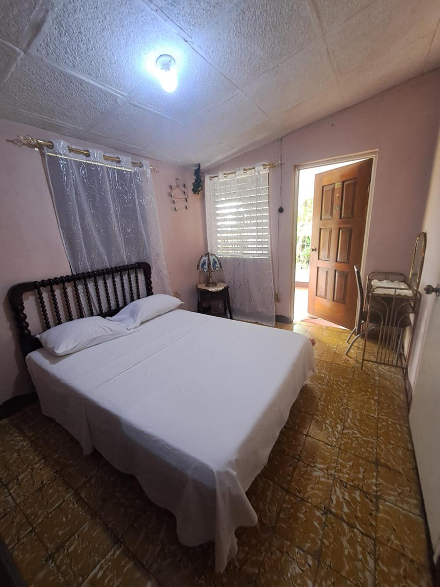 Kingston Airport Bed And Breakfast Bagian luar foto